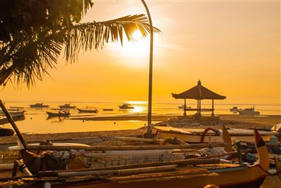 Boote bei Sonnenaufgang am Strand